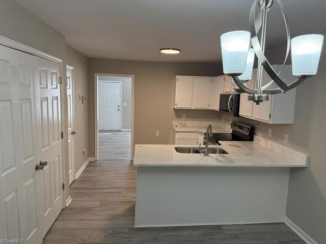 3221 N Ohenry Boulevard, Greensboro, NC 27405