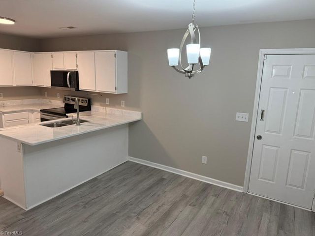 3221 N Ohenry Boulevard, Greensboro, NC 27405