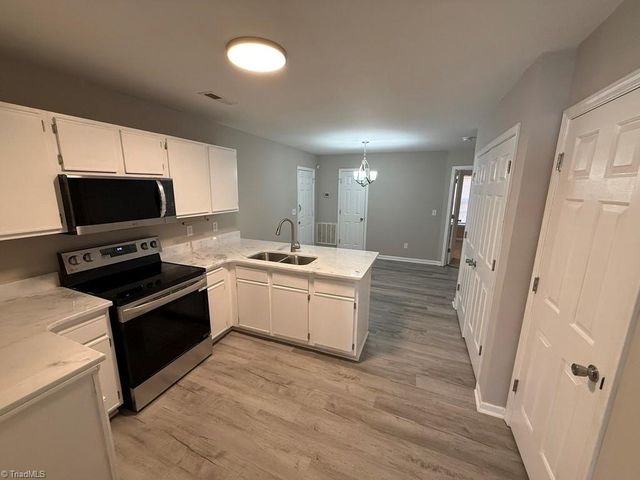 3221 N Ohenry Boulevard, Greensboro, NC 27405