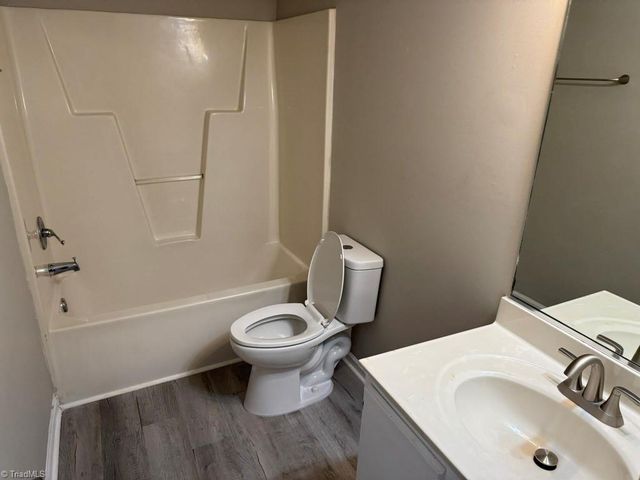 3221 N Ohenry Boulevard, Greensboro, NC 27405