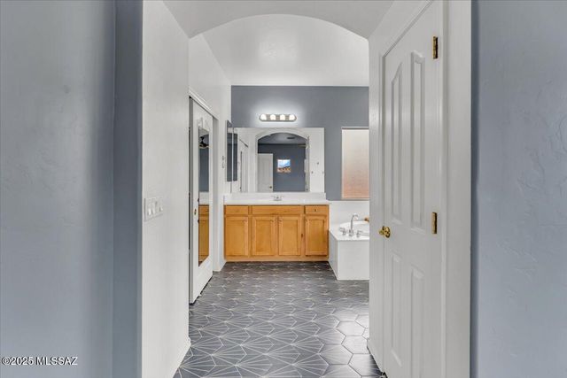 10054 E Cedar Hill Drive, Tucson, AZ 85748