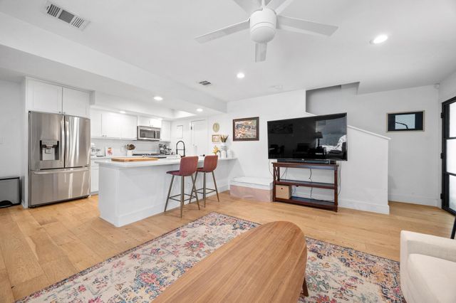 3402 Dolphin DR A, Austin, TX 78704
