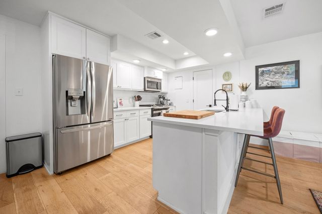 3402 Dolphin DR A, Austin, TX 78704