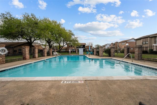 1303 Town Circle 4, Baytown, TX 77520