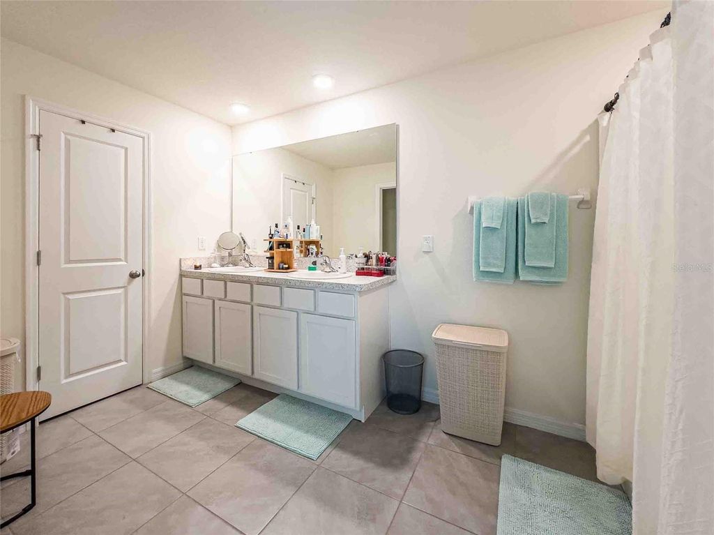 Image 18 of property listing at 12172 LILY MAGNOLIA LANE, Riverview, FL 33569