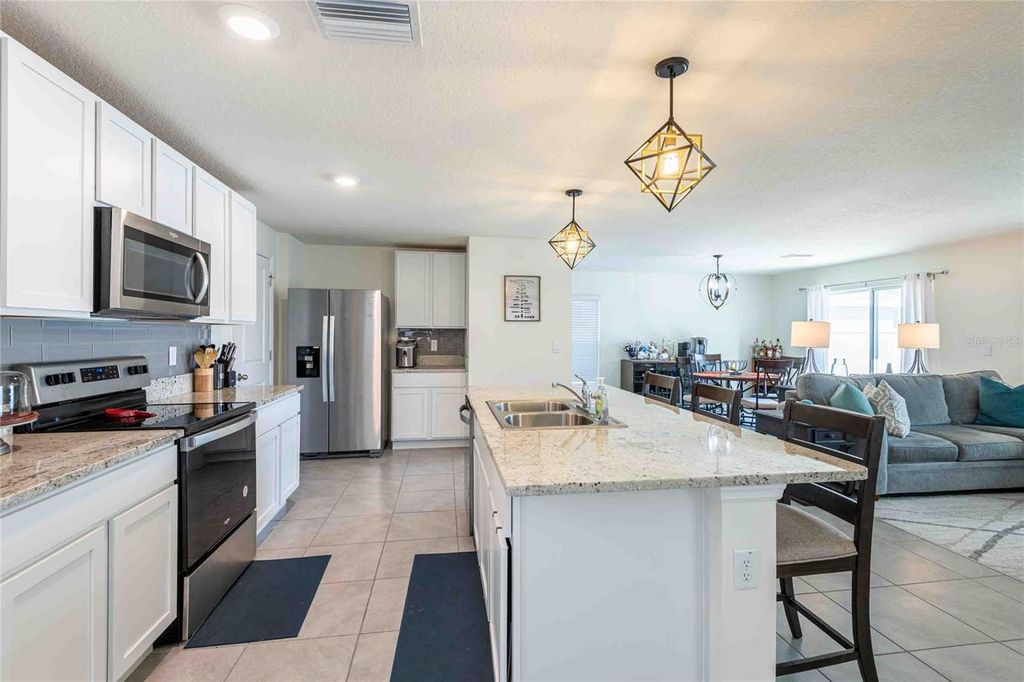 Image 7 of property listing at 12172 LILY MAGNOLIA LANE, Riverview, FL 33569