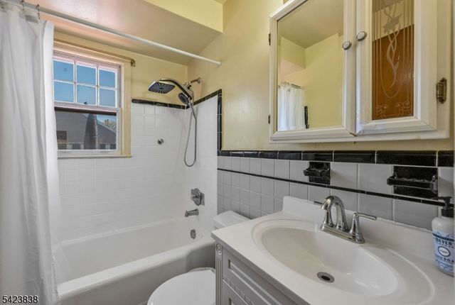 28 William St, Rochelle Park Twp., NJ 07662