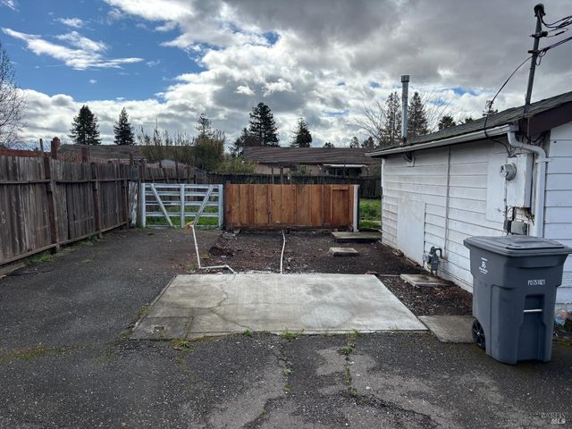 1427 Russell Ave, Santa Rosa, CA 95403