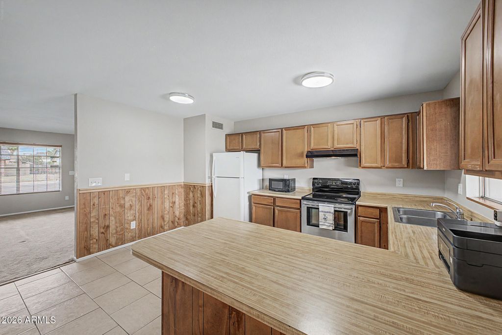 Image 16 of property listing at 4737 W VILLA THERESA Drive, Glendale, AZ 85308