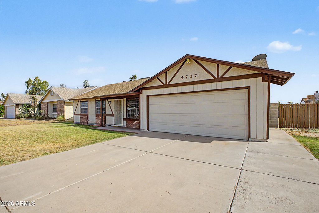 Image 2 of property listing at 4737 W VILLA THERESA Drive, Glendale, AZ 85308