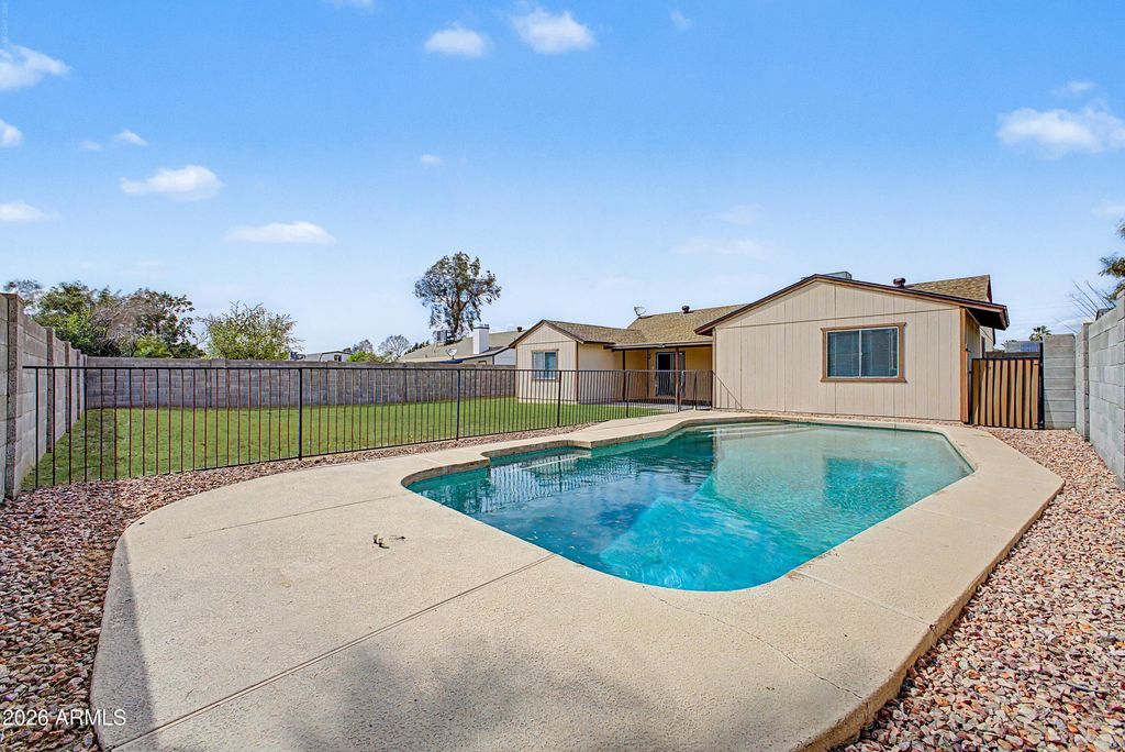 Image 28 of property listing at 4737 W VILLA THERESA Drive, Glendale, AZ 85308