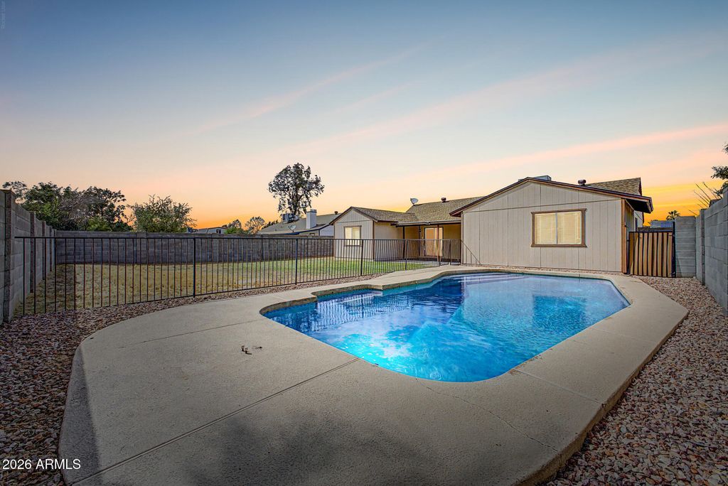 Image 29 of property listing at 4737 W VILLA THERESA Drive, Glendale, AZ 85308