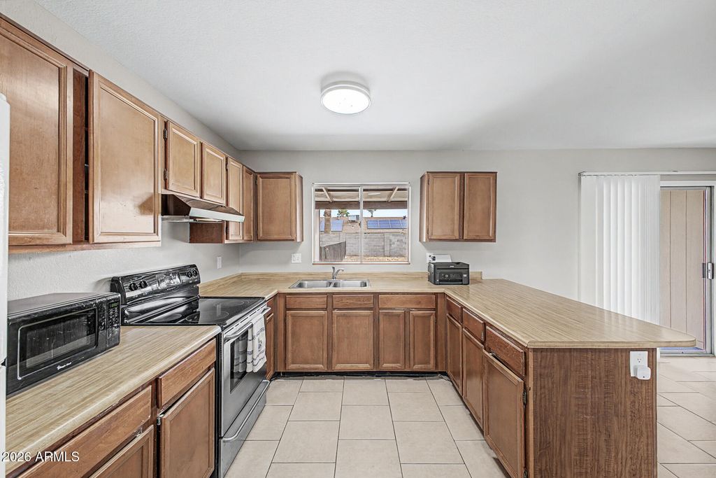 Image 5 of property listing at 4737 W VILLA THERESA Drive, Glendale, AZ 85308