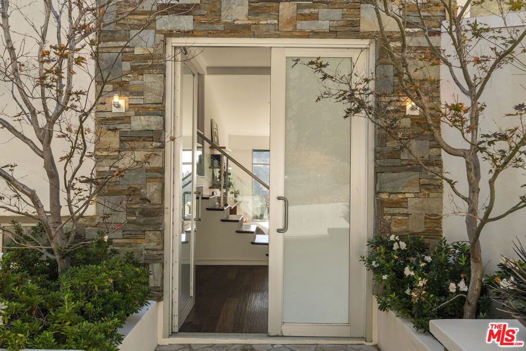 9222 Kinglet Drive, Los Angeles, CA 90069 — photo 2