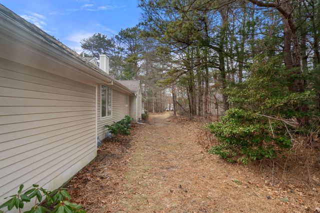 2 Pacific Avenue, Mashpee, MA 02649