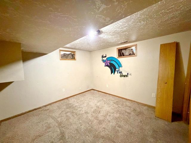 220 18th St SE, Minot, ND 58701