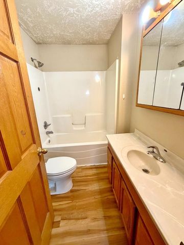 220 18th St SE, Minot, ND 58701