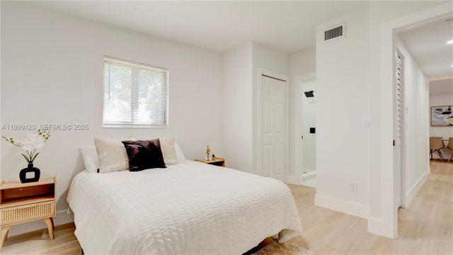 2736 NW 21st Ave, Oakland Park, FL 33311