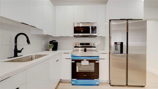 2736 NW 21st Ave, Oakland Park, FL 33311