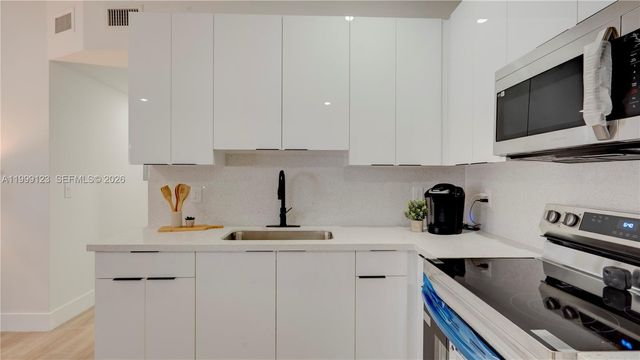 2736 NW 21st Ave, Oakland Park, FL 33311