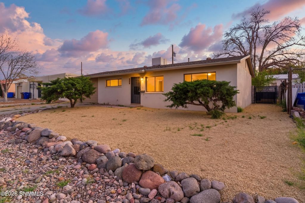 1755 Walden Drive, Las Cruces, NM 88001