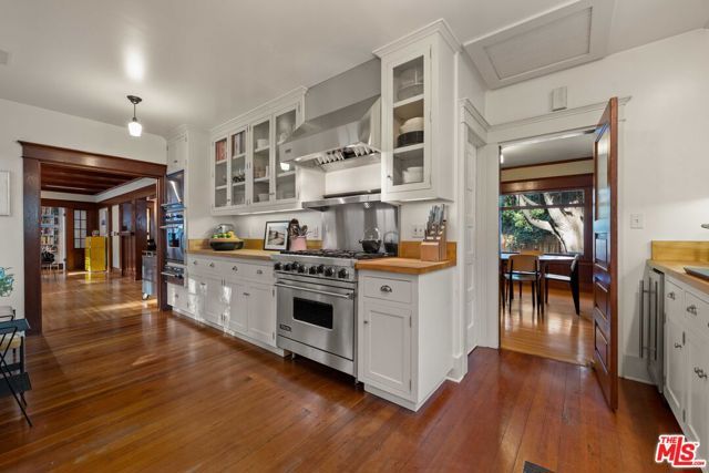 8050 Jovenita Canyon Drive, Los Angeles, CA 90046