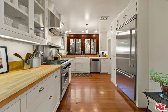 8050 Jovenita Canyon Drive, Los Angeles, CA 90046