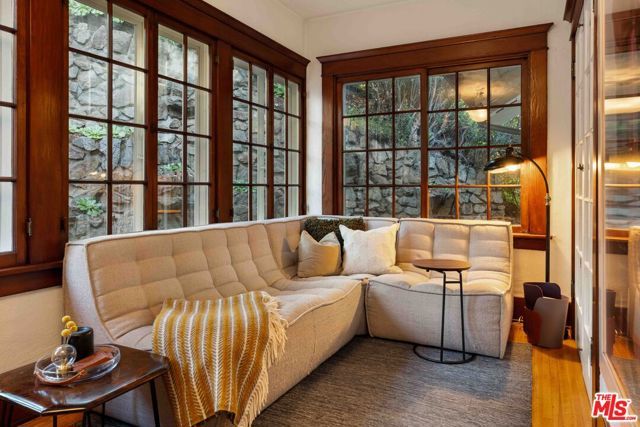 8050 Jovenita Canyon Drive, Los Angeles, CA 90046