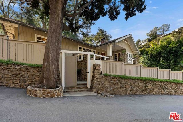 8050 Jovenita Canyon Drive, Los Angeles, CA 90046