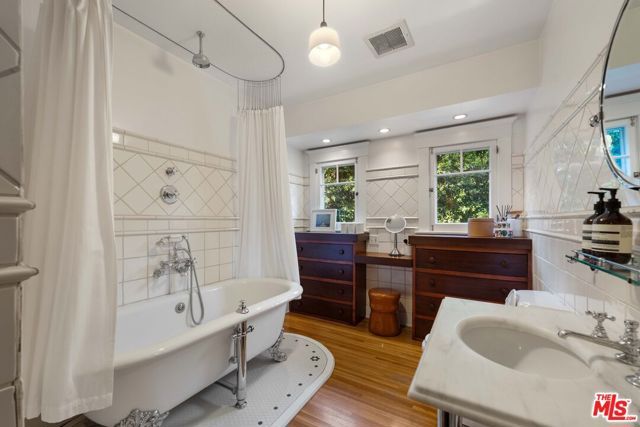 8050 Jovenita Canyon Drive, Los Angeles, CA 90046