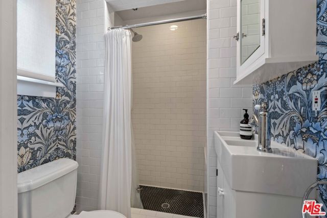 8050 Jovenita Canyon Drive, Los Angeles, CA 90046