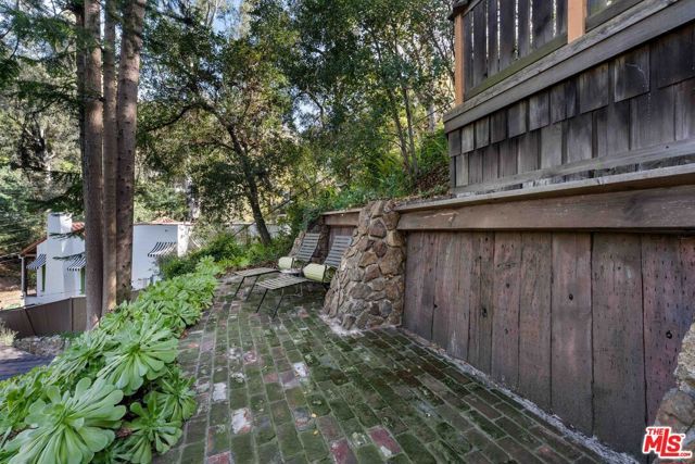 8050 Jovenita Canyon Drive, Los Angeles, CA 90046