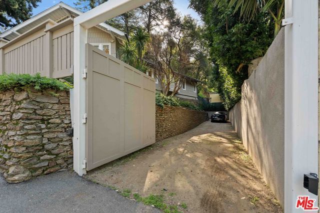 8050 Jovenita Canyon Drive, Los Angeles, CA 90046