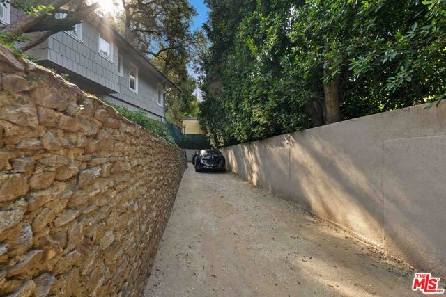 8050 Jovenita Canyon Drive, Los Angeles, CA 90046