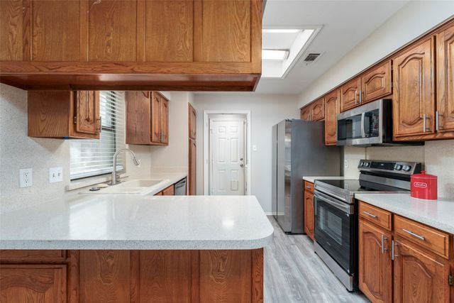 911 Gwinnett Circle, Arlington, TX 76017