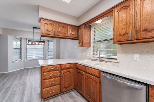 911 Gwinnett Circle, Arlington, TX 76017