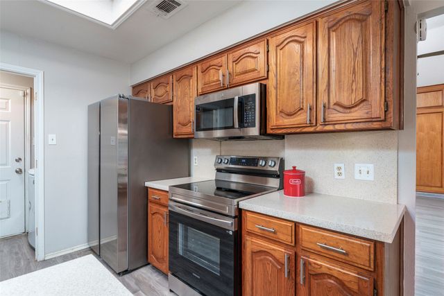 911 Gwinnett Circle, Arlington, TX 76017