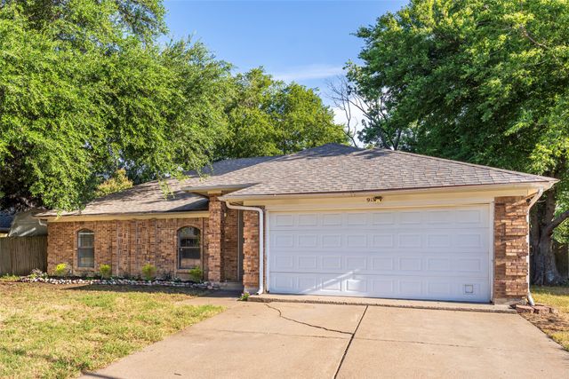 911 Gwinnett Circle, Arlington, TX 76017