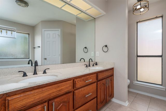 911 Gwinnett Circle, Arlington, TX 76017