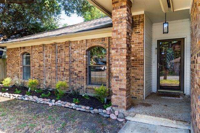 911 Gwinnett Circle, Arlington, TX 76017