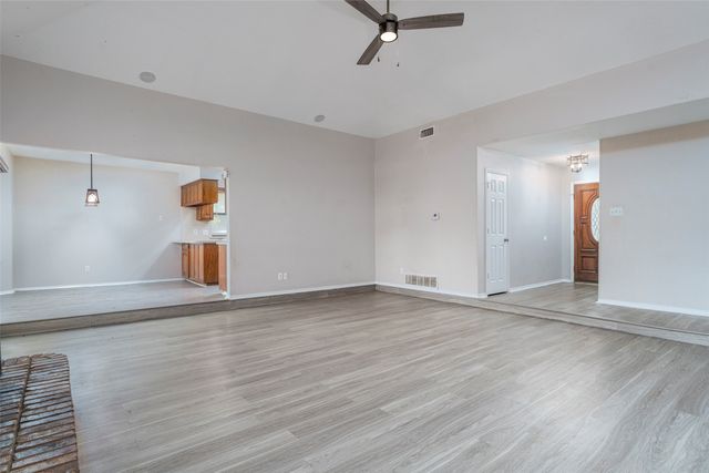 911 Gwinnett Circle, Arlington, TX 76017