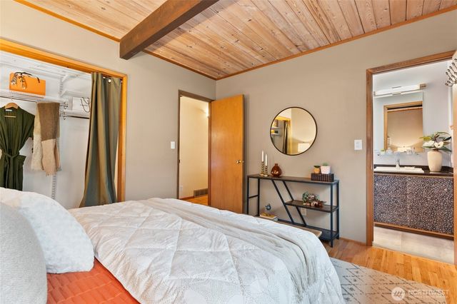 18407 51st Place NE, Lake Forest Park, WA 98155