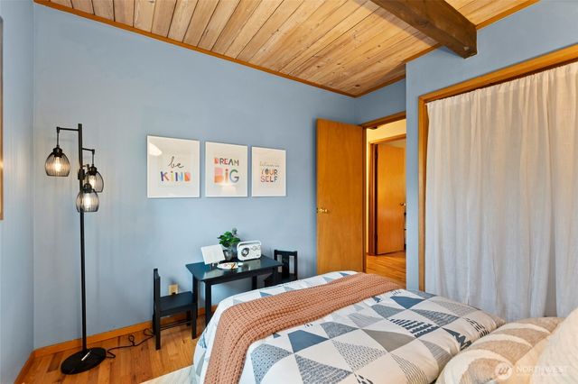 18407 51st Place NE, Lake Forest Park, WA 98155