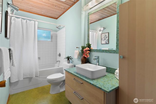 18407 51st Place NE, Lake Forest Park, WA 98155