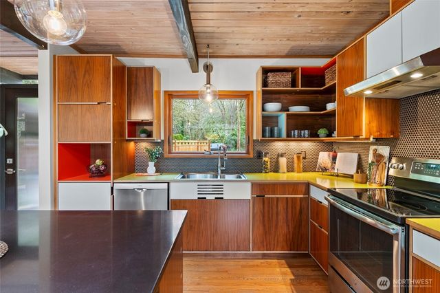 18407 51st Place NE, Lake Forest Park, WA 98155