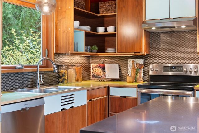 18407 51st Place NE, Lake Forest Park, WA 98155