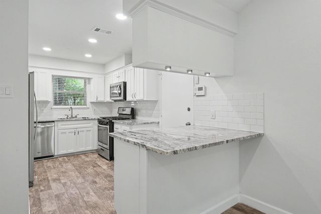 14 Summer Crest Circle, The Woodlands, TX 77381