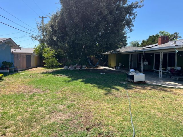 220 W Wayside Drive, Dinuba, CA 93618
