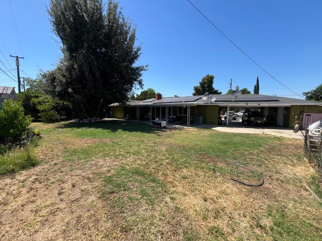 220 W Wayside Drive, Dinuba, CA 93618