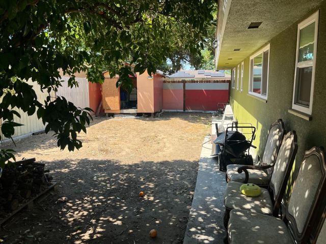 220 W Wayside Drive, Dinuba, CA 93618